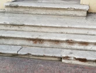 Letört kőlap, lépcsőél, ablakpárkány sarok javítása házilag: mikor elég egy AKELUX javítókészlet